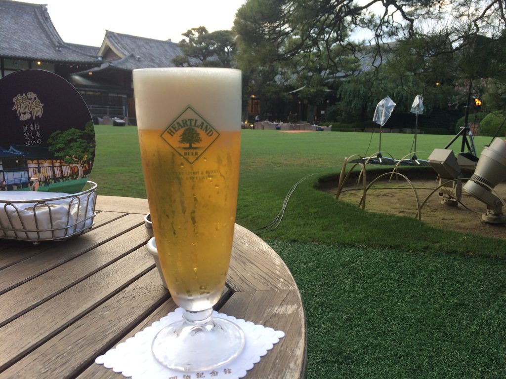 広いお庭で冷えたビール、最高です！