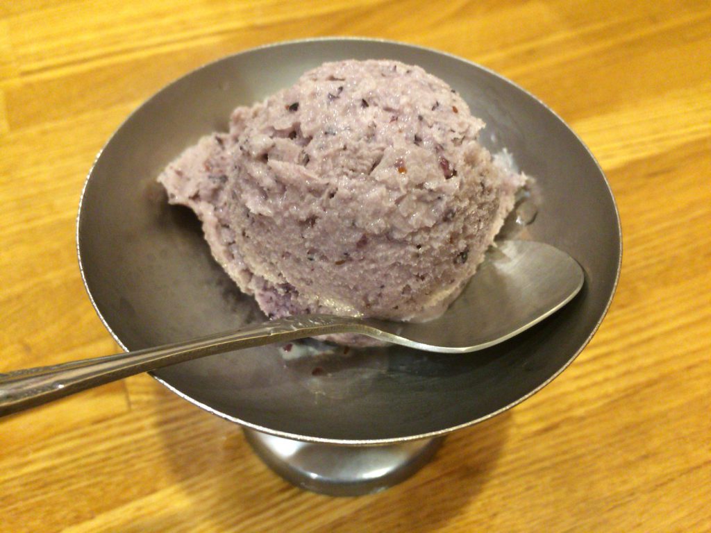 小豆ではなく、ブルーベリーのアイスクリーム。食感はシャーベットに近い。