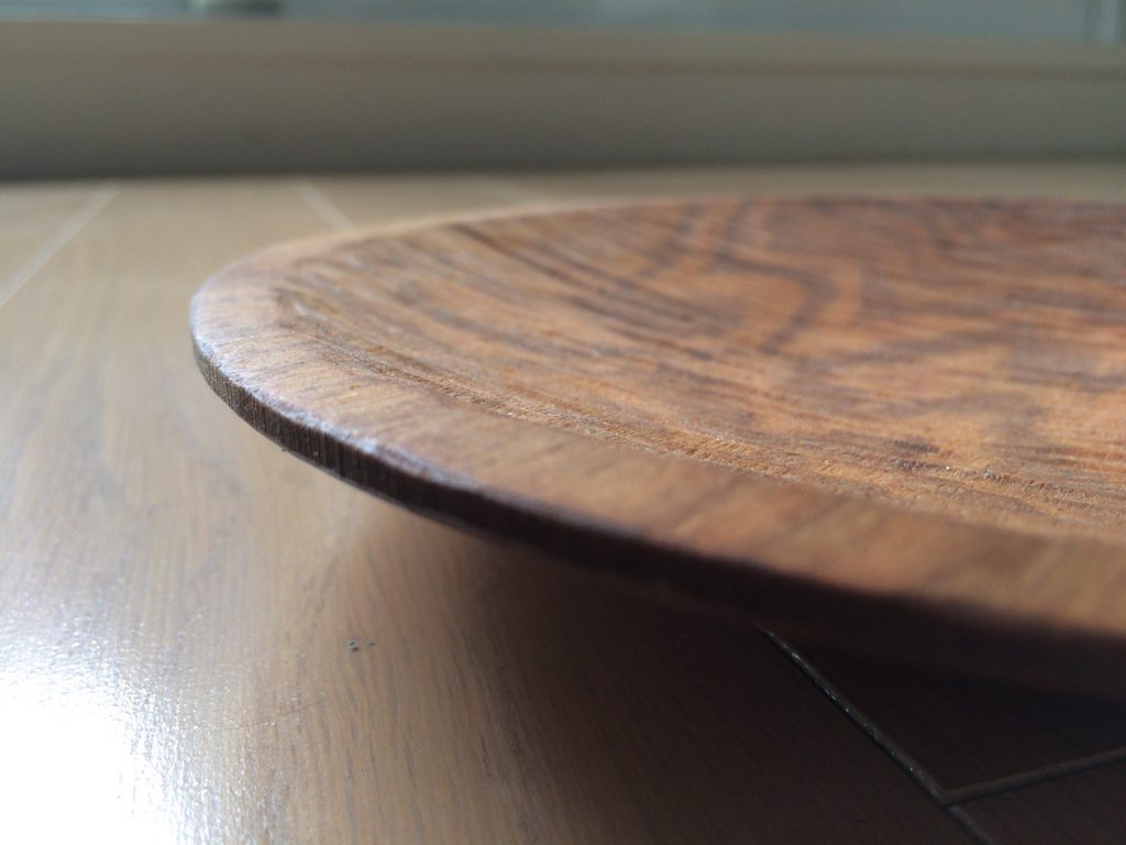 写真：完成した木皿。ふちはもう少し薄くしたかったかな。