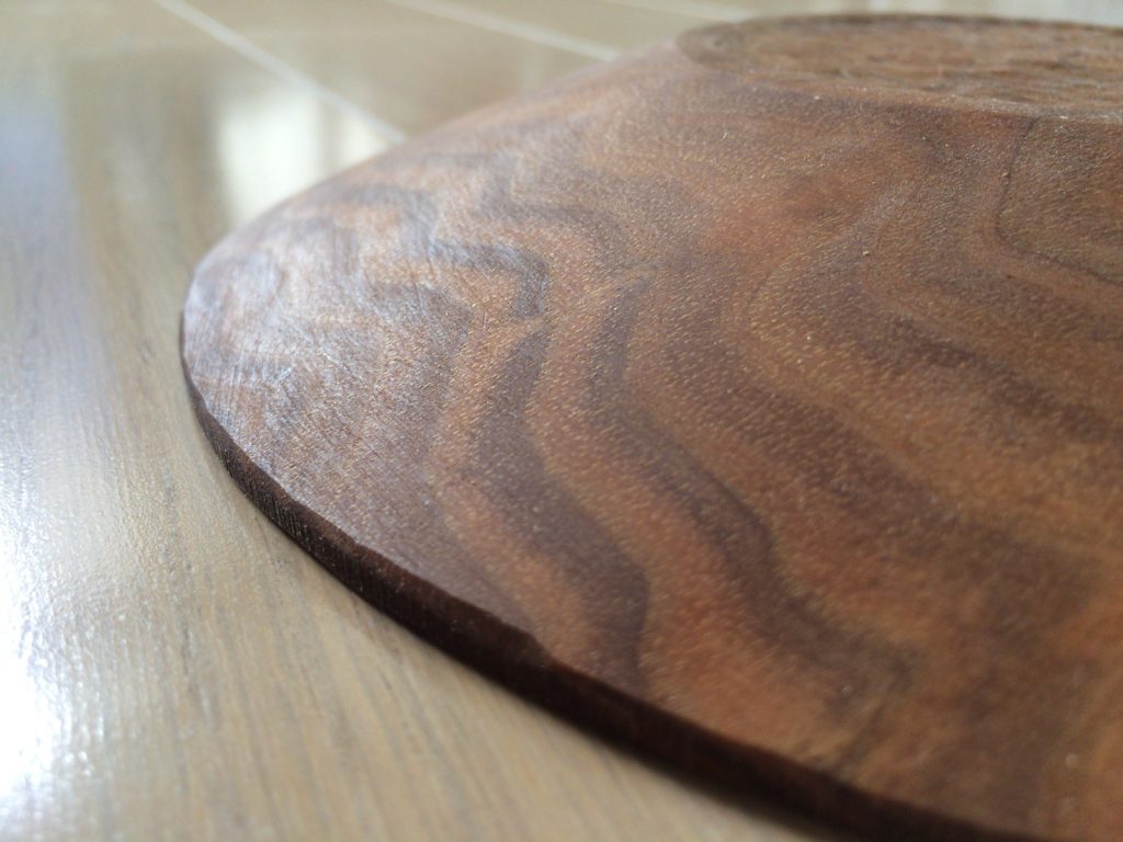 写真：完成した木皿。波のような木目。