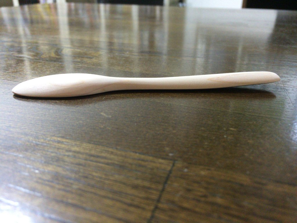写真：2本目のデザートスプーンの完成。柄にカーブをつけたかったのでした。端が浮いているところが健闘の結果。