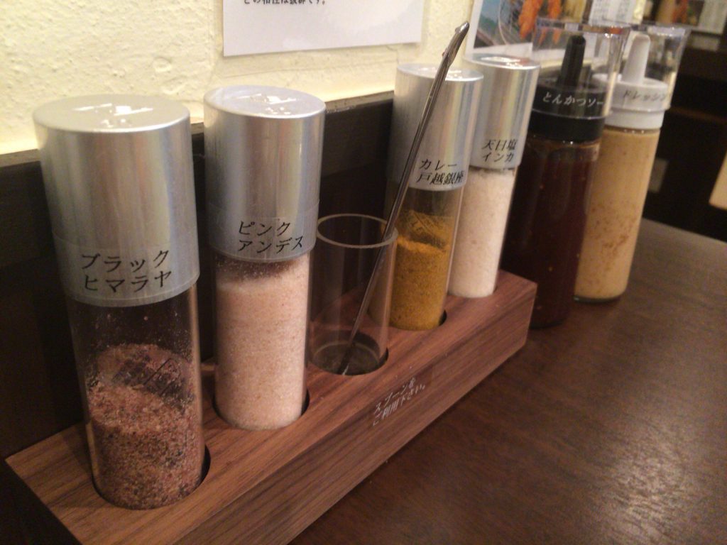 テーブルには3種の塩とカレー粉、とんかつソースと胡麻ドレッシングが置いてあります。