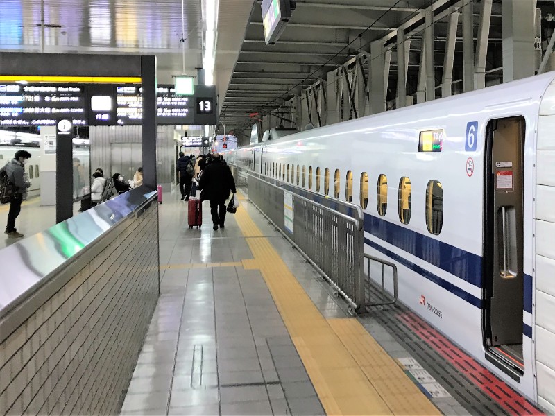 写真：新幹線ホーム
