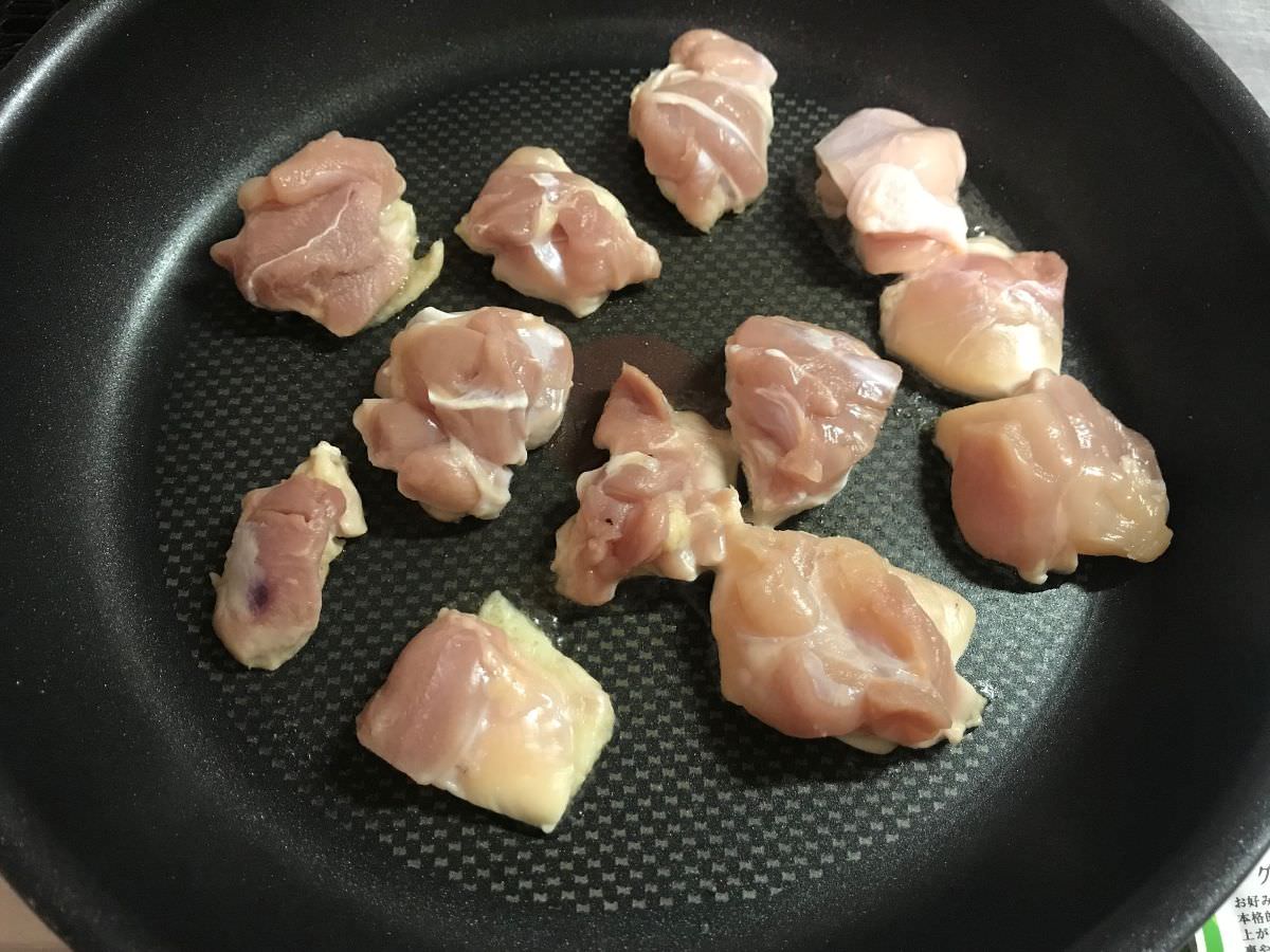 写真：グリーンカレーの作り方　鶏肉を炒める