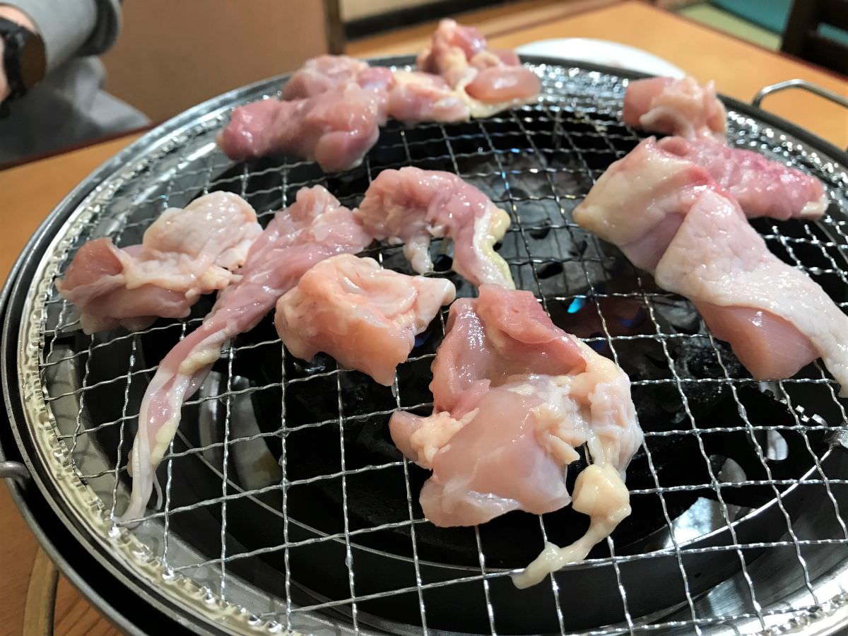 写真：ドライブイン鳥 糸島店 鶏肉を焼いているところ