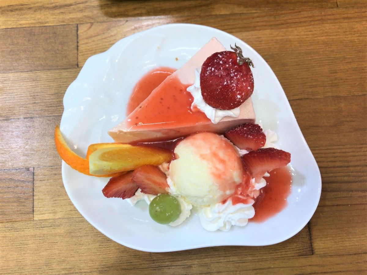 写真：糸島 cafe TANNAL いちごチーズケーキ