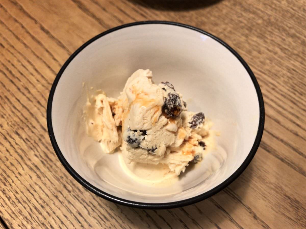 写真：noda デザートのラムレーズンアイスクリーム