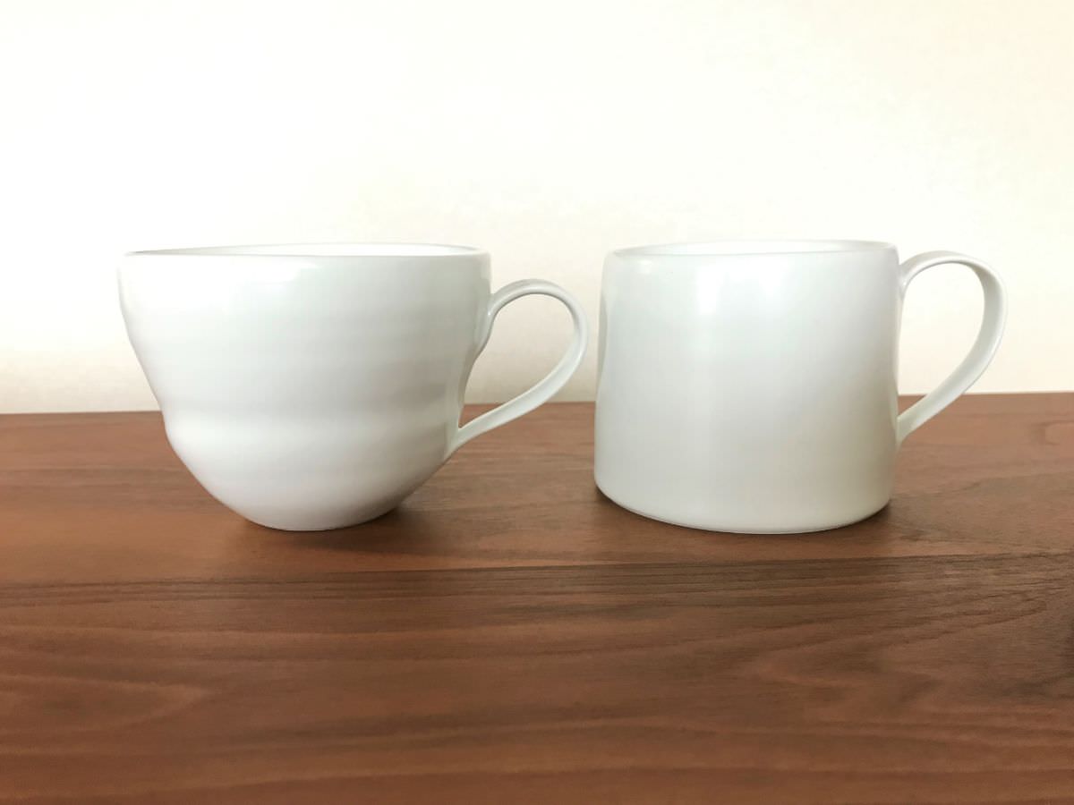 写真：有田陶器市で買ったG工房のマグカップ2種