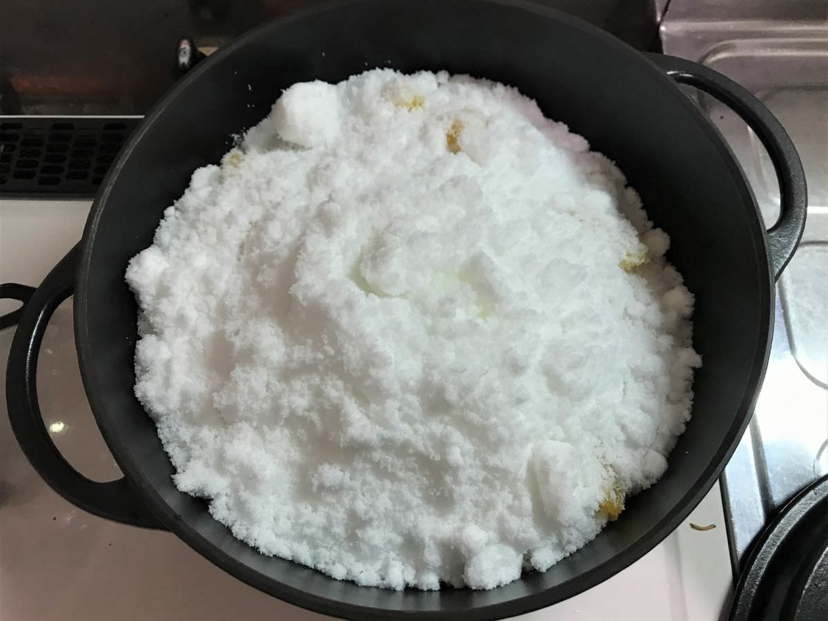 写真：鍋に砂糖を入れた図