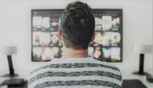 写真：テレビを見る男性（イメージ）