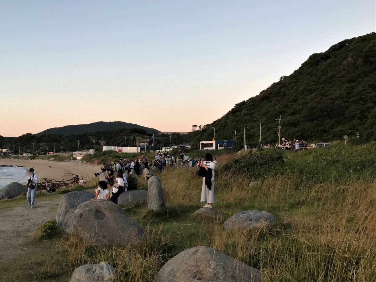 写真：糸島 桜井二見ヶ浦 夏至の夫婦岩を撮影する人たち