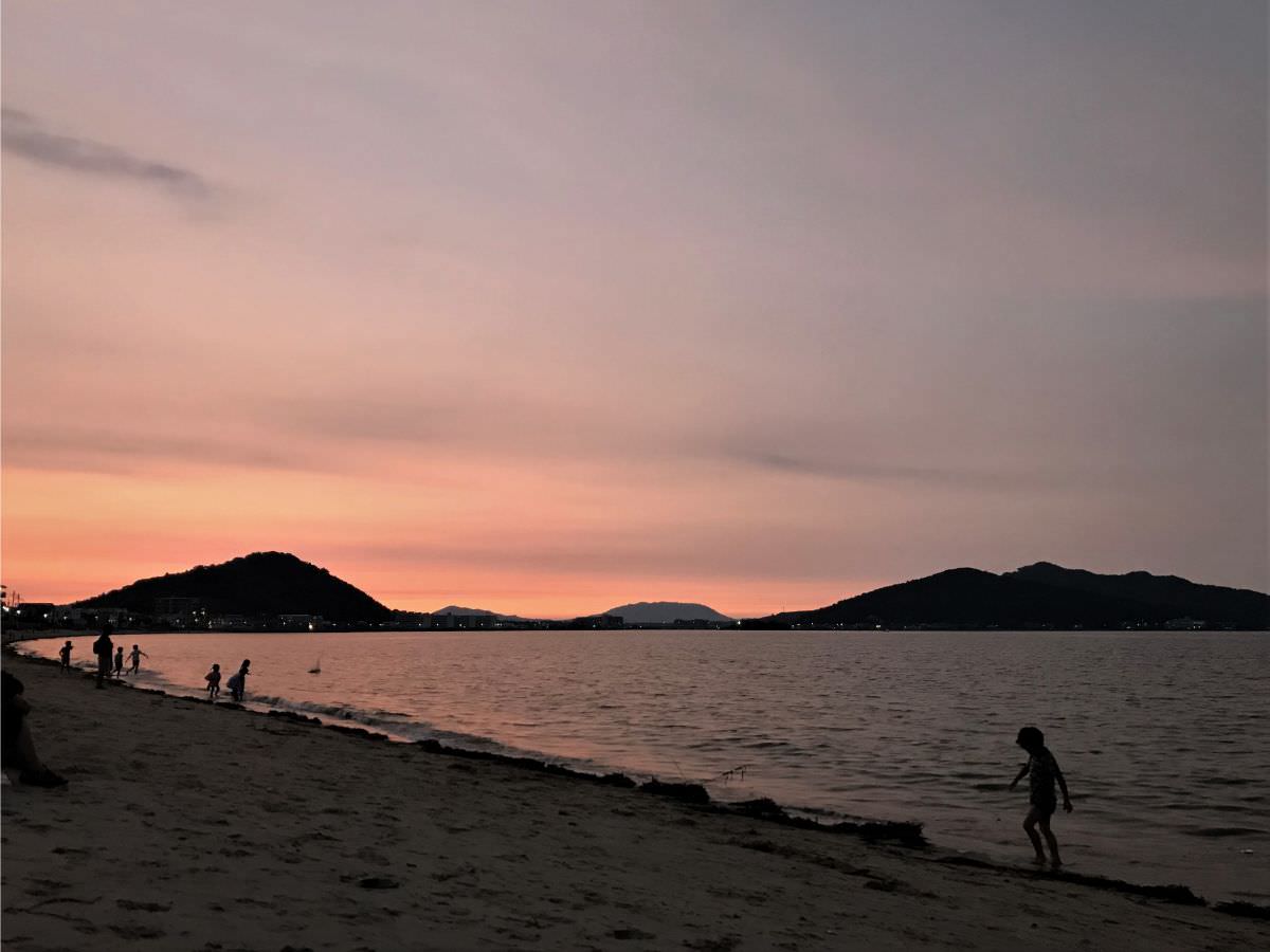 写真：日暮れの今宿海岸