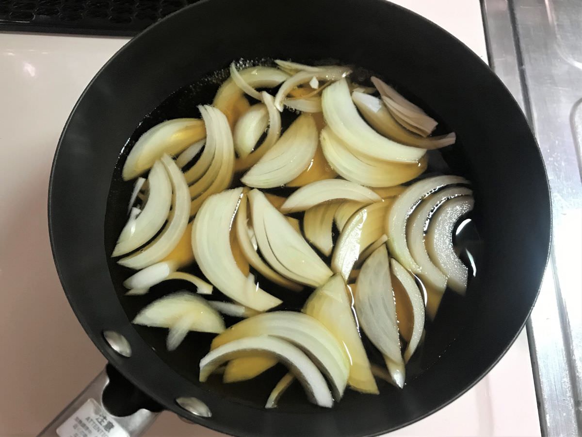 写真：他人丼の作り方、玉ねぎを煮る