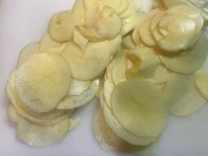 写真：ポテトグラタンのレシピ　 ジャガイモをスライス