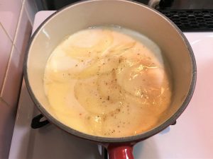 写真：ポテトグラタン のレシピ ジャガイモを鍋で炒めて豆乳を入れる