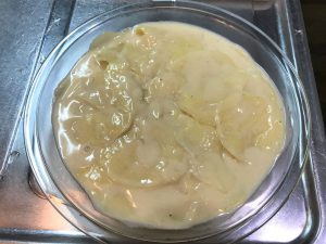 写真：ポテトグラタンのレシピ　耐熱皿に煮たジャガイモを移す