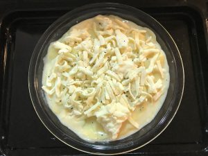 写真：ポテトグラタンのレシピ　煮たジャガイモにチーズをのせる