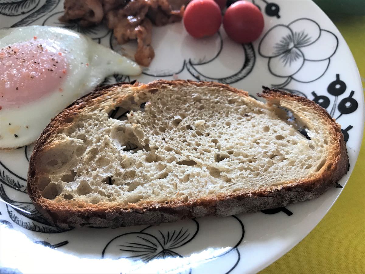 写真：ゾンネンブルーメ ライ麦パンを自宅で食べているところ