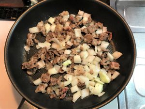 写真：ケンタロウ カレーピラフ 野菜と肉を炒める