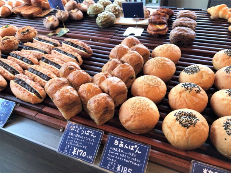 写真：福岡 早良区 BLUE JAM パンが並ぶ様子