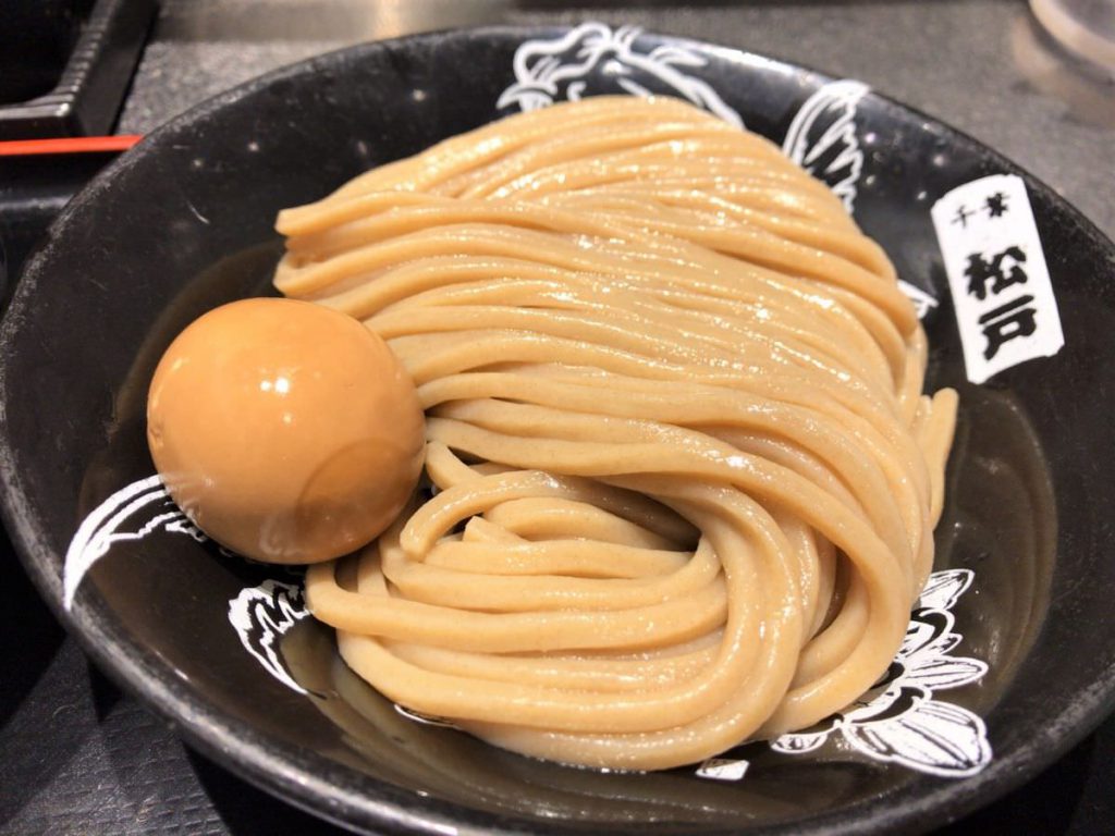 写真：松戸富田麺絆 濃厚つけ麺の極太麺とトッピングの味玉