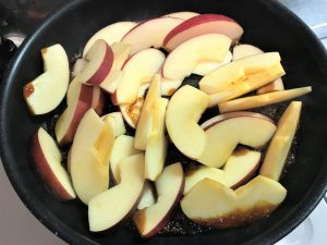 写真：キャラメルにリンゴを投入して混ぜます