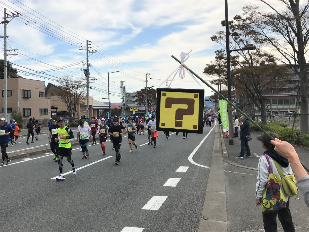 写真：福岡マラソンではてなボックスで応援する