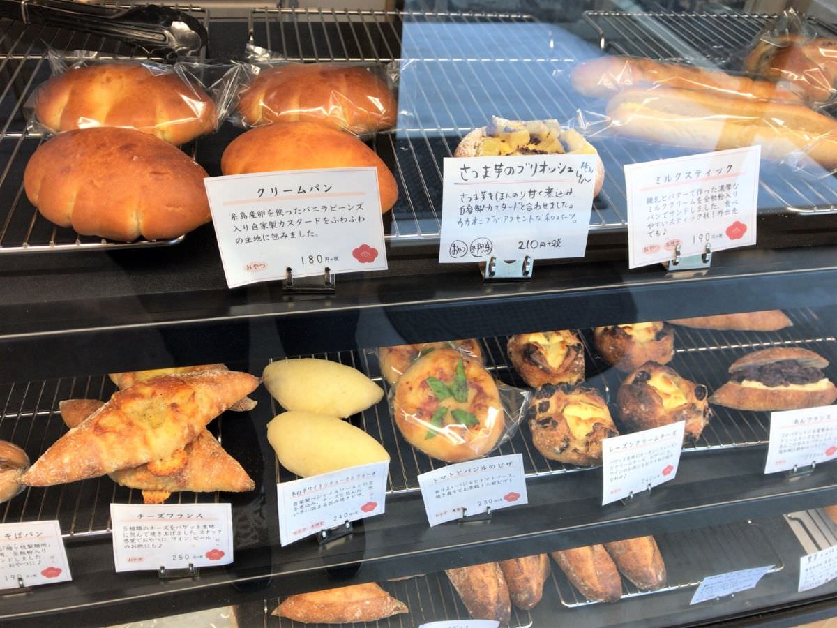 写真：福岡糸島 梅ヶ枝製パン所 パンの並ぶ棚