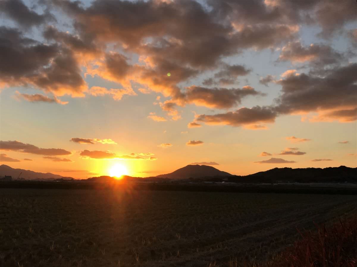 写真：糸島の夕暮れ。中央は可也山（糸島富士）。