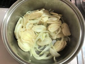 写真：玉ねぎとごぼうを炒める