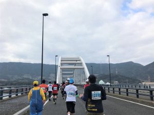 写真：伊万里ハーフマラソン 伊万里大橋を抜けるコース