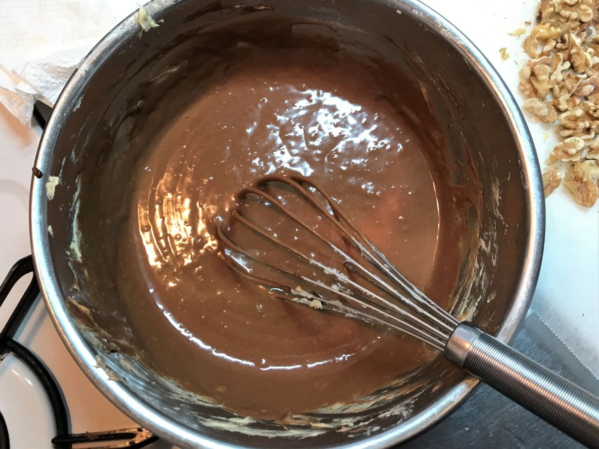 写真：チョコレートとバター生地を合わせたところ