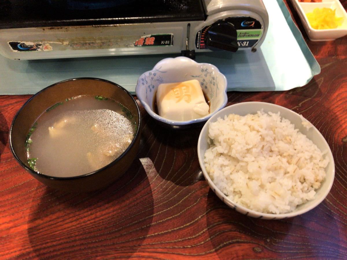 写真：福岡糸島 えきにくヤンボー 定食の鶏スープ、冷ややっこと麦ごはん