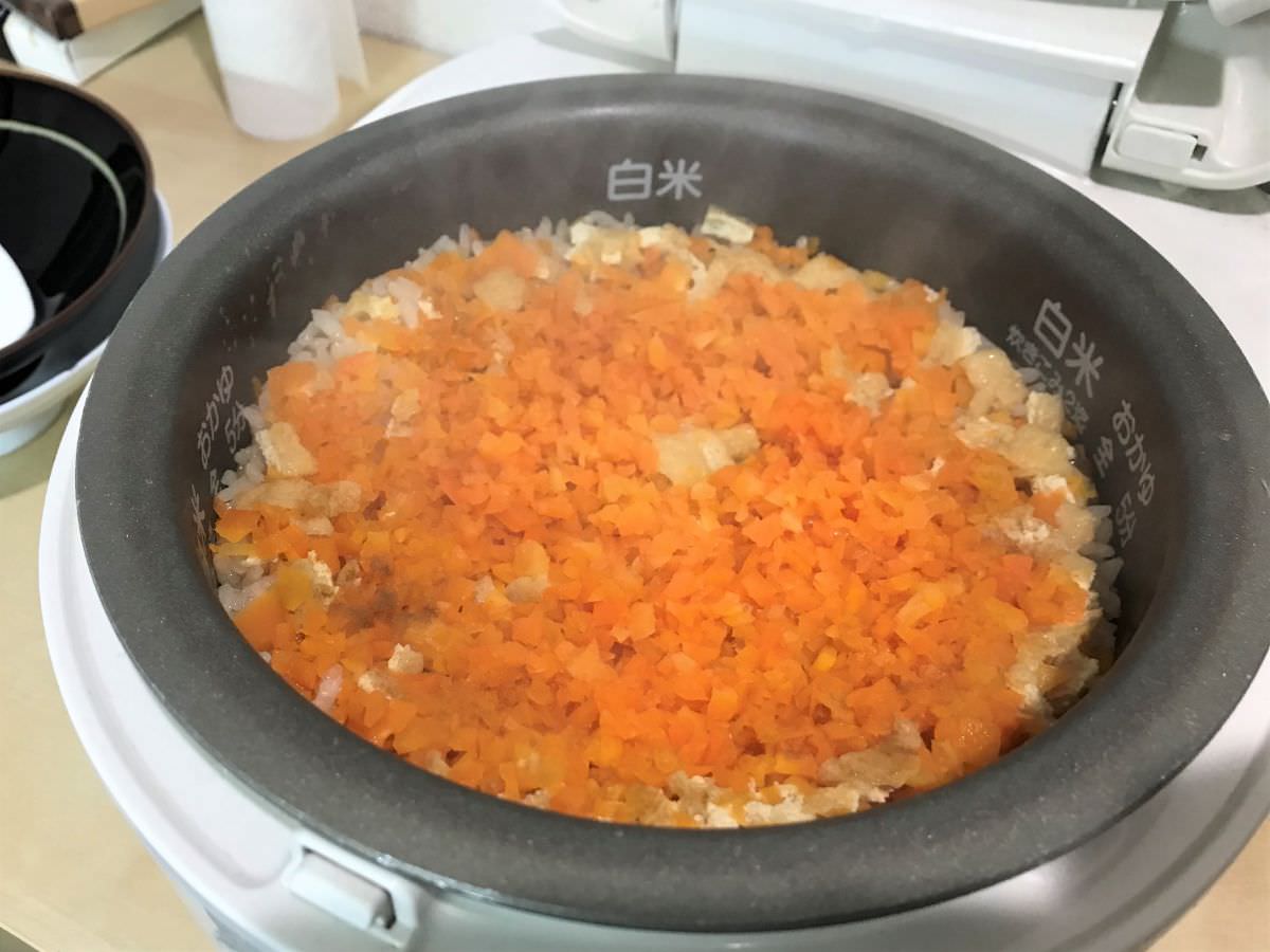 写真：ニンジンの炊き込みご飯 炊きあがり