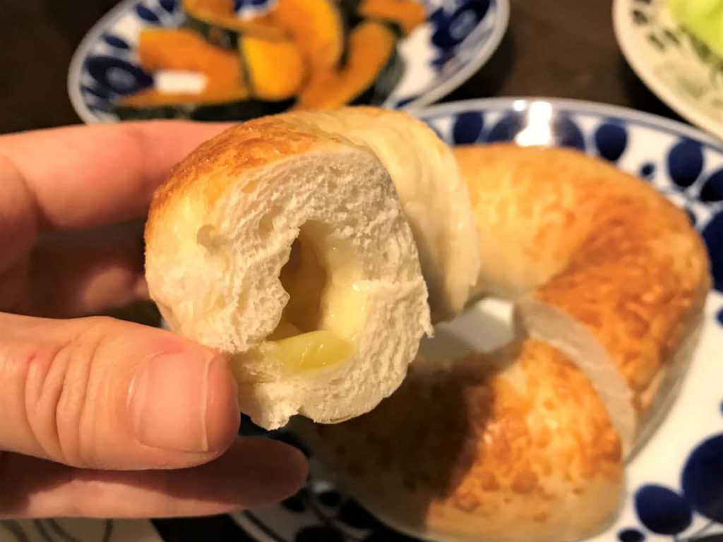 写真：福岡糸島 Spoonful THE BAGLE チーズベーグルの断面