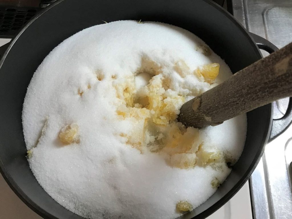 写真：甘夏マーマレード　砂糖を入れた実をつぶす