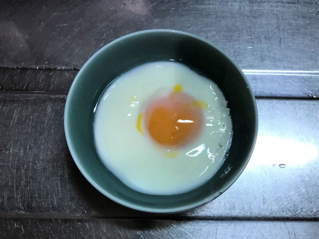 写真：チキン南蛮のタルタルソースを作る　卵に火を通す