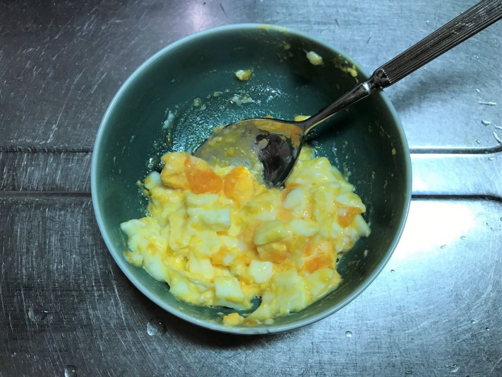 写真：チキン南蛮のタルタルソースを作る　卵を細かくする