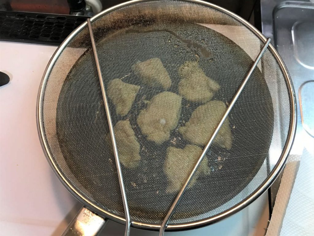 写真：チキン南蛮のタルタルソースを作る 多めの油で揚げ焼きする