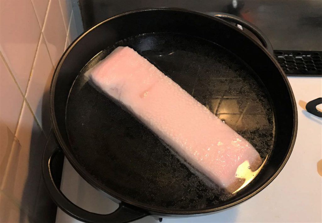 写真：ゆで豚　鍋に豚バラを入れて茹でます