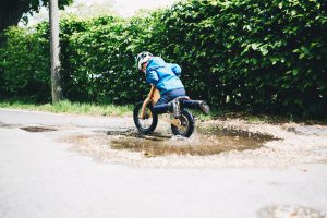 写真：自転車に乗る子供イメージ