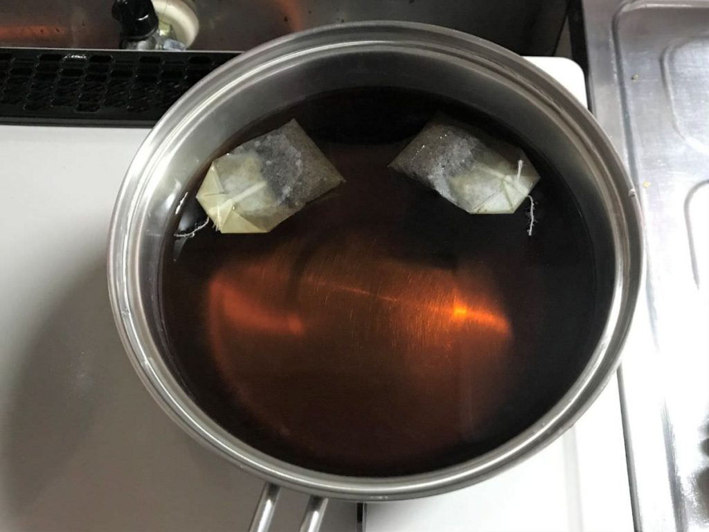 写真：世界一おいしいアイスティーを作る。鍋で21分蒸らしたところ