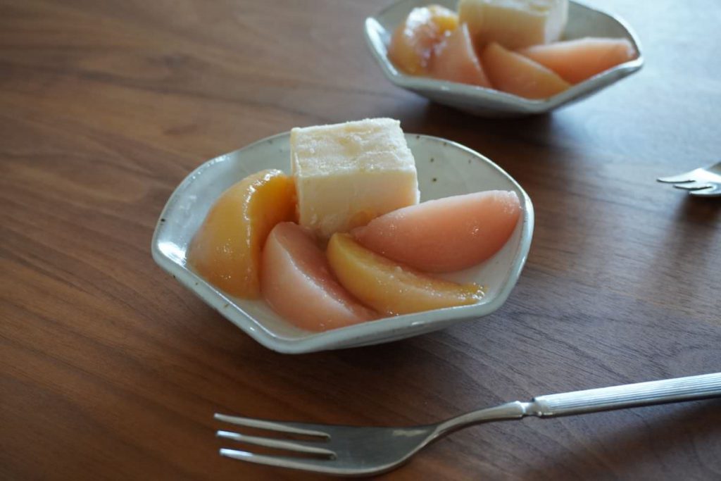 写真：チーズケーキと桃のコンポート
