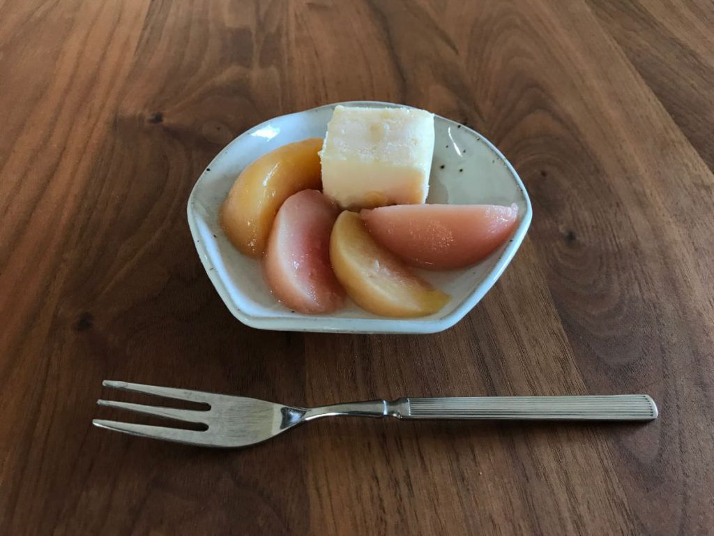 写真：チーズケーキと桃のコンポート