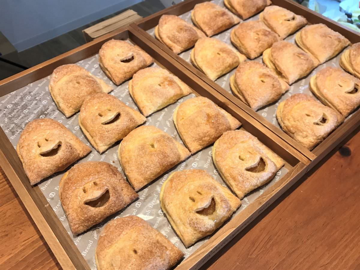 写真：福岡市西区「おやつラボ・ジョワ」アップルパイがずらりと並びます