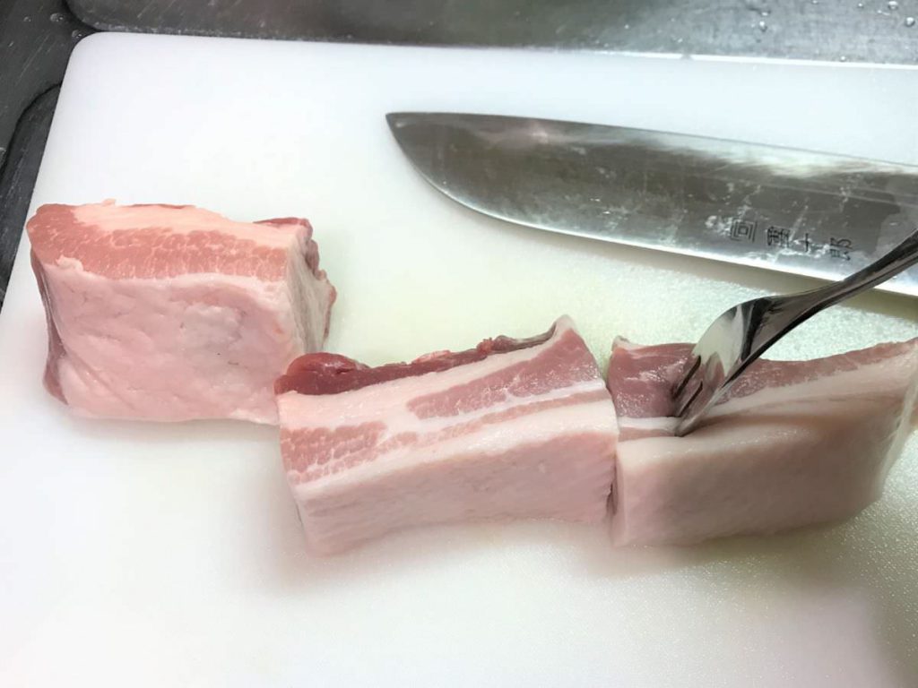 写真：味の素スチーミー 豚バラ肉を切ってフォークで穴をあける