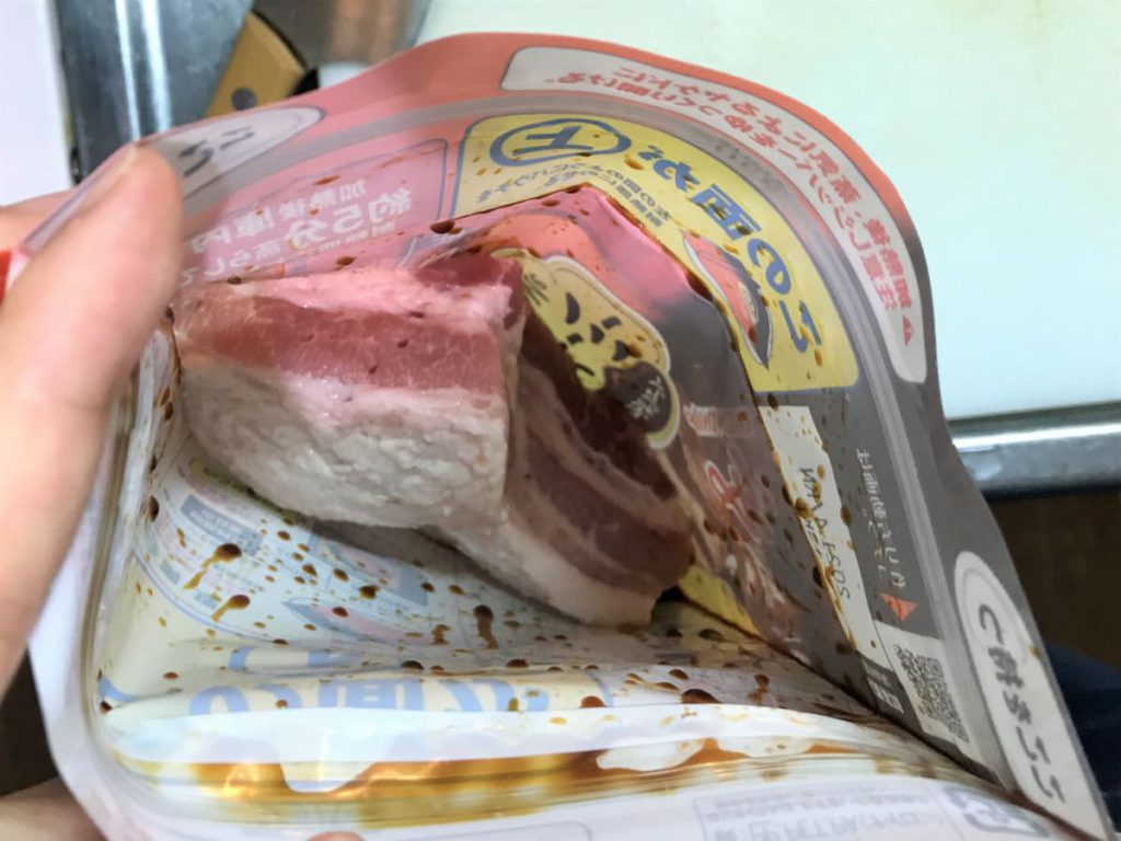 写真：味の素スチーミー 豚バラ肉を入れる