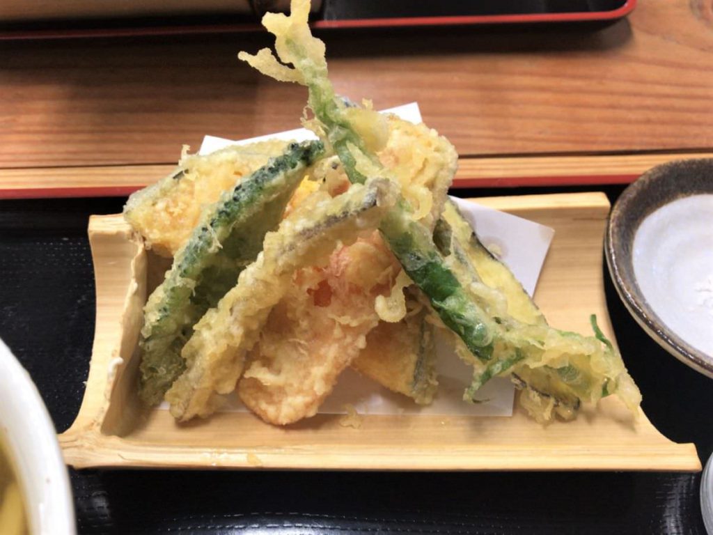 写真：福岡糸島 白糸うどん やすじ カボス冷やしだしうどん 天ぷら付き
