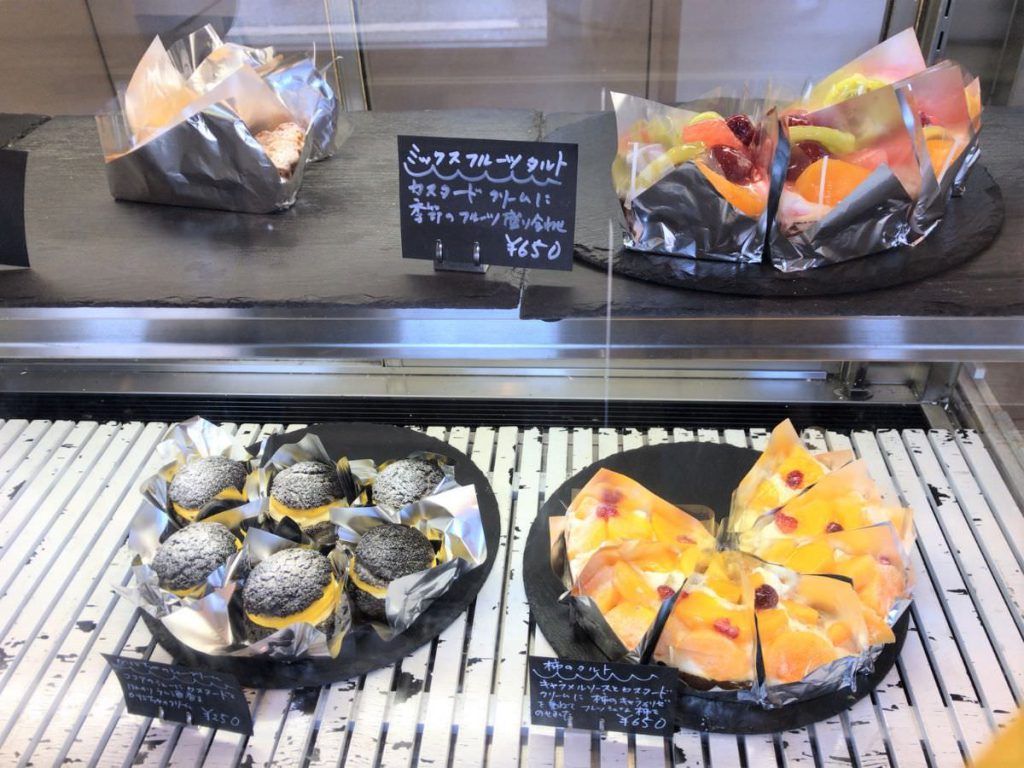 写真：福岡糸島 g.o.d ショーケースには4種のケーキがありました