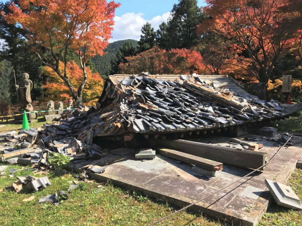 写真：福岡糸島 雷山千如寺大悲王院の護摩道場 拝殿が壊れていました